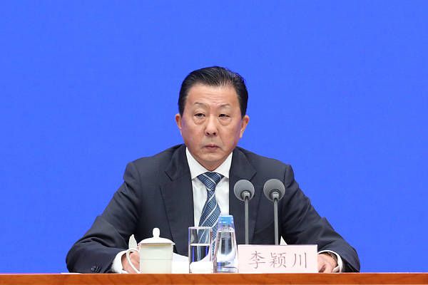 拜仁有意和皇马竞争瓦拉内 愿意开价2000万欧《每日体育报》报道，拜仁慕尼黑冬窗有意和皇马竞争曼联中卫瓦拉内。